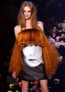 Saçlı gece elbisesi