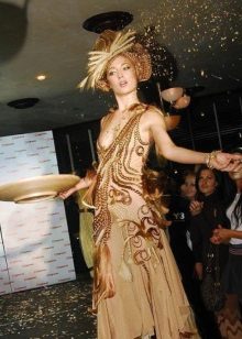 Bej saçlı gece elbisesi