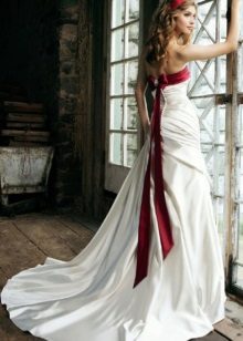 Hairstyle for white and red wedding dress