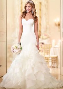 Elegant mermaid wedding dress with a full skirt