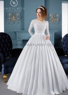 A magnificent wedding dress with a tight skirt from Cornflowers