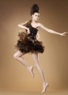 Saçtan kısa gece elbisesi