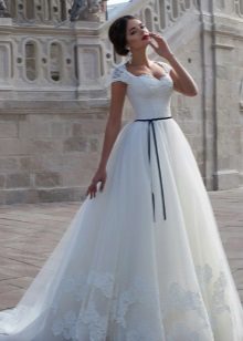 A puffy wedding dress with a thin contrast belt