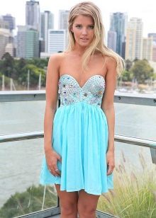 Turquoise hue of a blue dress