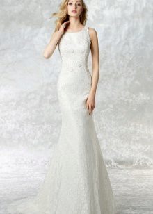 A straight wedding dress from Raimon Bundo