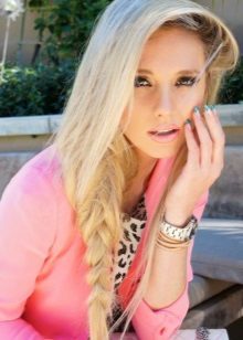 Bright manicure for a leopard dress