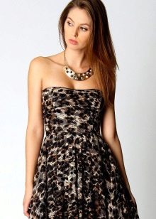 Gold jewelry for a leopard dress