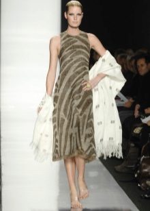 Wide stole in an evening look