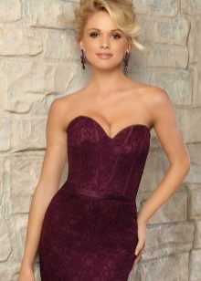 Make-up under an eggplant dress