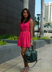 Fuchsia dress combined with a green bag