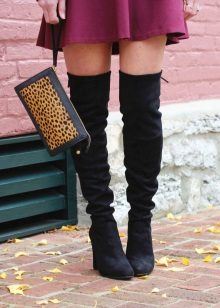 Black color in combination with the color of Marsala in clothes