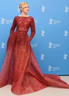 Elizabeth Banks in a Marsala dress