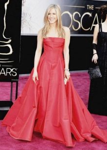 Gaun lantai merah yang panjang