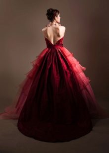 Gaun raspberi yang cantik di bawah naungan gelap