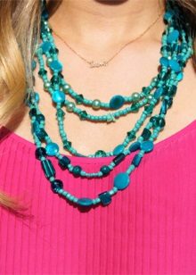 Turquoise jewelry for a dress in fuchsia color