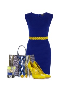 Yellow shoes for a dress of dark blue color