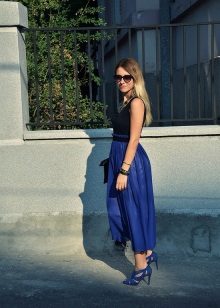 Blue sandals for a navy blue dress