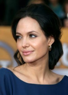 Natural makeup under a dark blue dress for brunettes