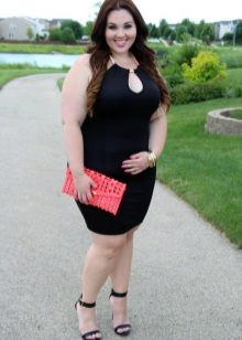 Black short sheath dress for those who are full in combination with a pink clutch