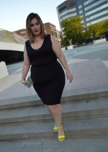 Black sheath dress for obese girls in combination with yellow sandals
