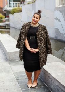 Black dress for complete ones in combination with a leopard coat and beige pumps