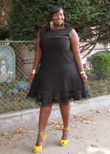 Black dress for the full with yellow shoes