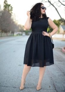 Black dress for the full with beige shoes