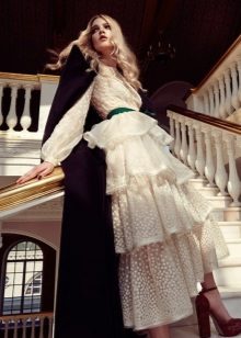 Berambut perang dengan naungan rambut yang sejuk