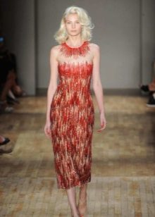 Pakaian merah pendek untuk berambut perang dengan warna rambut yang sejuk