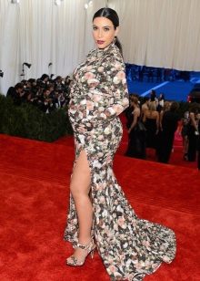 Beautiful color long floor-length dress for a pregnant girl