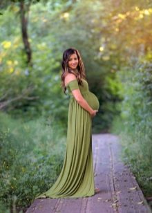 Photoshoot of a pregnant woman in a dress