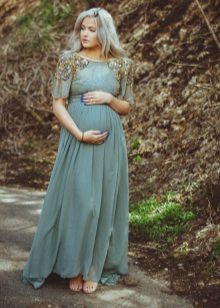 Photoshoot of a pregnant woman in a dress