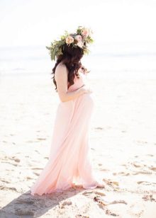 Photoshoot of a pregnant woman in a dress