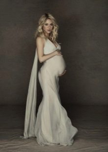 Photoshoot of a pregnant woman in a dress