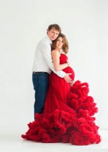 Photoshoot of a pregnant woman in a dress