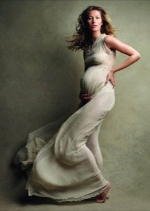 Long dress for a pregnant girl for a photo shoot - outfits for pregnant women for a photo shoot