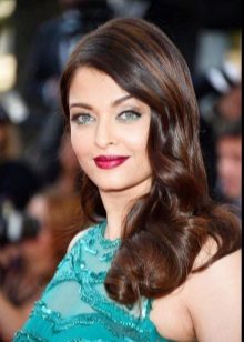 Makeup in green under a sea-green dress