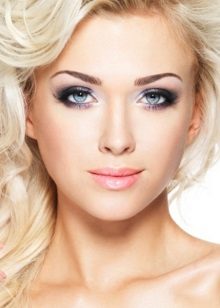 Makeup in purple tones under a cyan dress