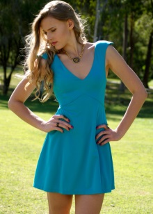 Red manicure for a short dress in the color of the sea wave