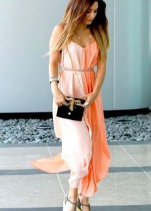 Combination of accessories with a two-tone dress