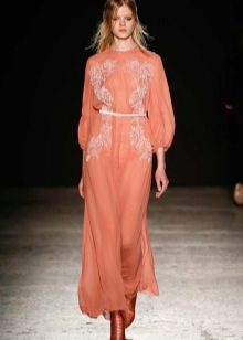 Pfirsichkleid von mittlerer Länge