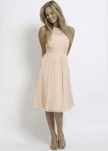 Sandalen für ein Pfirsichkleid