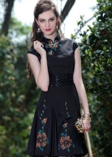 Accessories (earrings and clutch) for a dress in a Chinese style