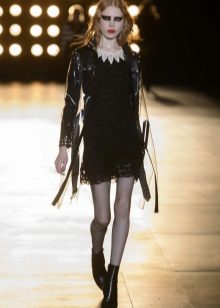 فستان بتصميم روك مع ياقة بيضاء