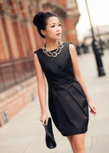 Beads for a dress in the style of Chanel