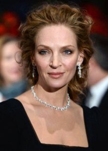 Uma Thurman in a diamond necklace and Chanel dress