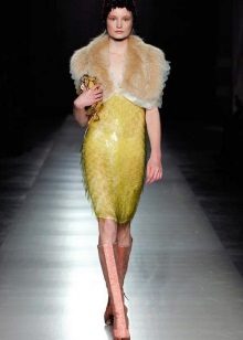 Gatsby-style yellow dress combined with a boa