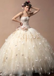 Wedding dress with flowers in tone