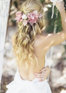 Hairstyle with fresh flowers for a wedding dress