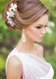Hairstyle with fresh flowers for a wedding dress